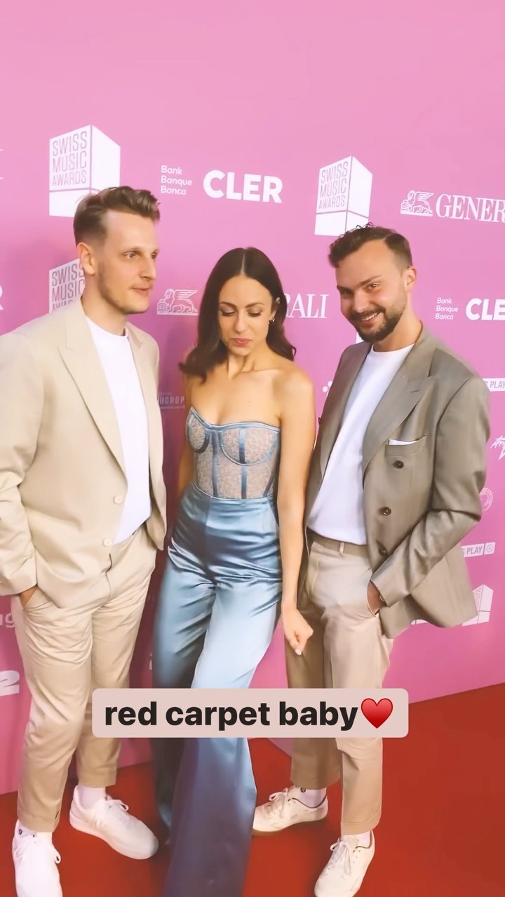 about last week‘s @swissmusicawards 💘💘

big thank you again to all people being involved, especially all of you for getting us there with your support, @muverecordings and @die_manufaktur for the wonderful cooperation🤞🏽🥰 go check them out!
lovelovelove!🧜🏼‍♀️👯‍♂️

#weareava#ava#band#trio#pop#electropop#newcomer#bestcrushingnewcomer#crush#20minuten#20minutes#20minutenradio#sma#swissmusicaward#thankful#wohoo#mai#musikvertrieb#muve#outnow#debutalbum#innergardening#nominee#stein#nominiert